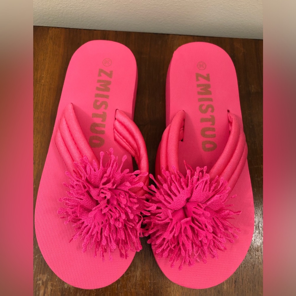 Pink Women’s floral decorated flip flops